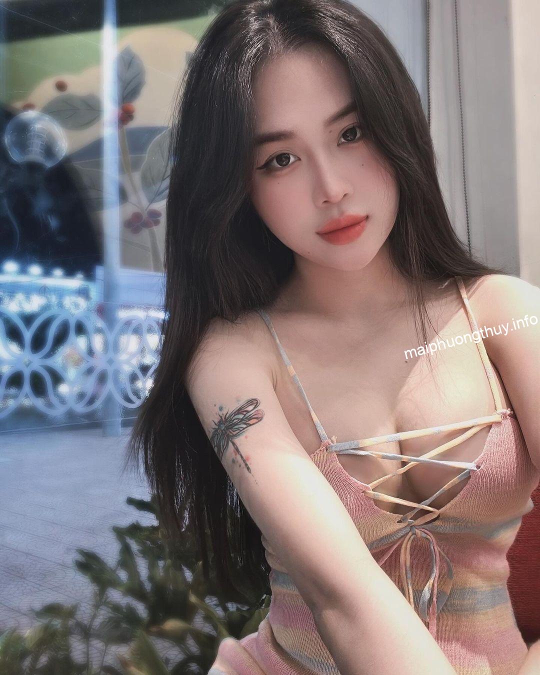 Ảnh Hồ Anh Thư mặc áo dây khoe vòng 1 cực sexy