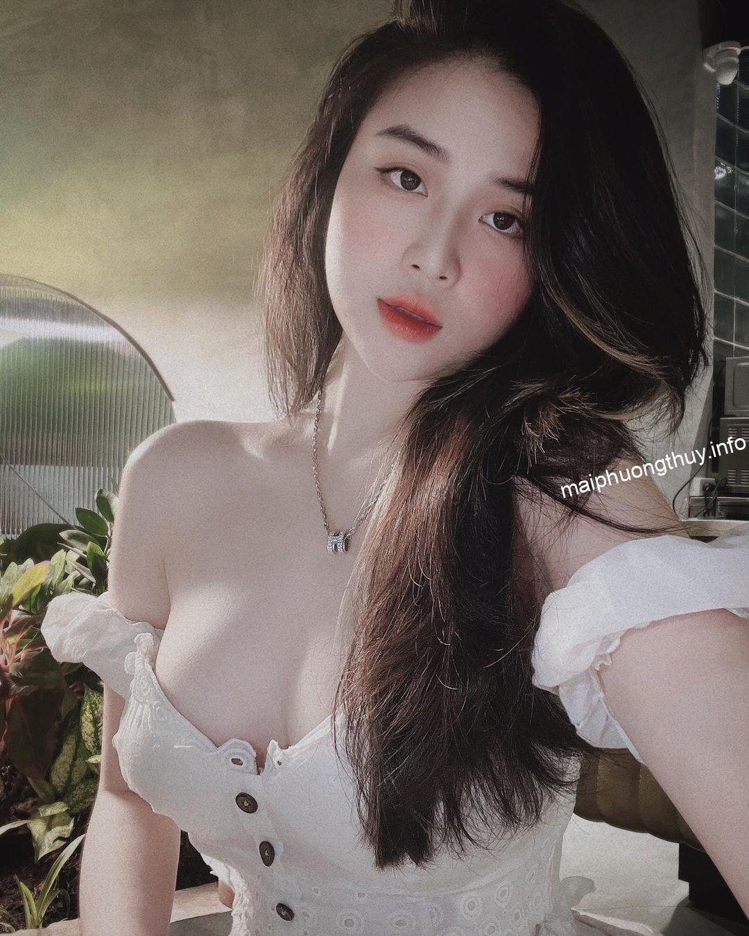 Ảnh Hồ Anh Thư mặc váy hở ngực khoe vòng 1 cực sexy